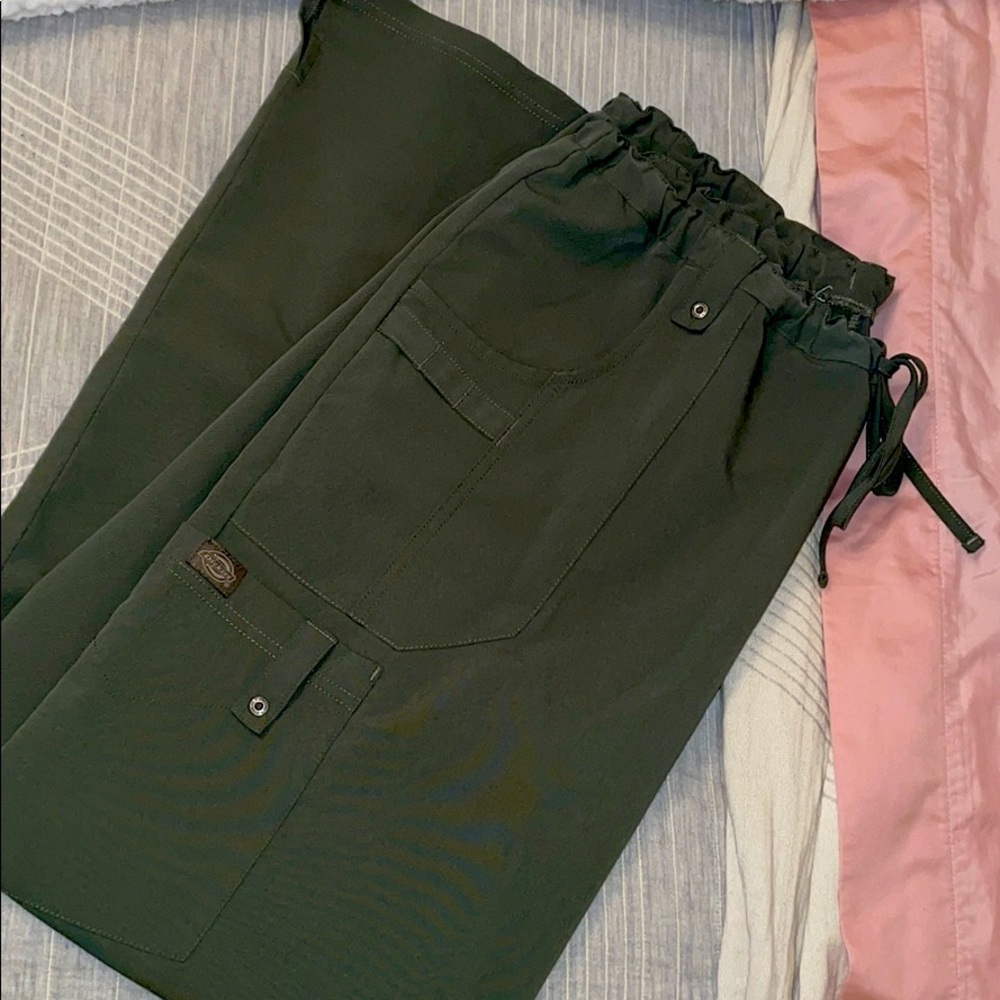 Dickies camo green scrub pants EUC